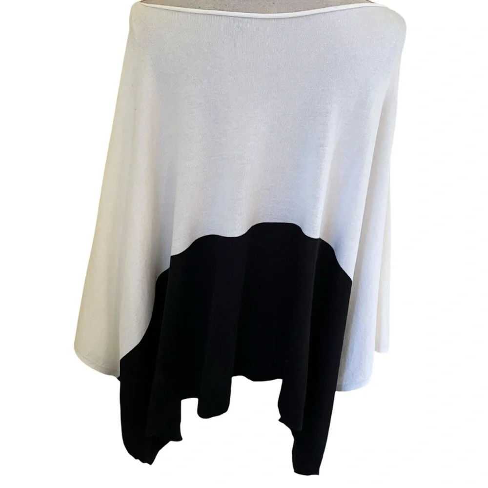 TravelSmith Black/White Colorblock Travel Poncho O/S